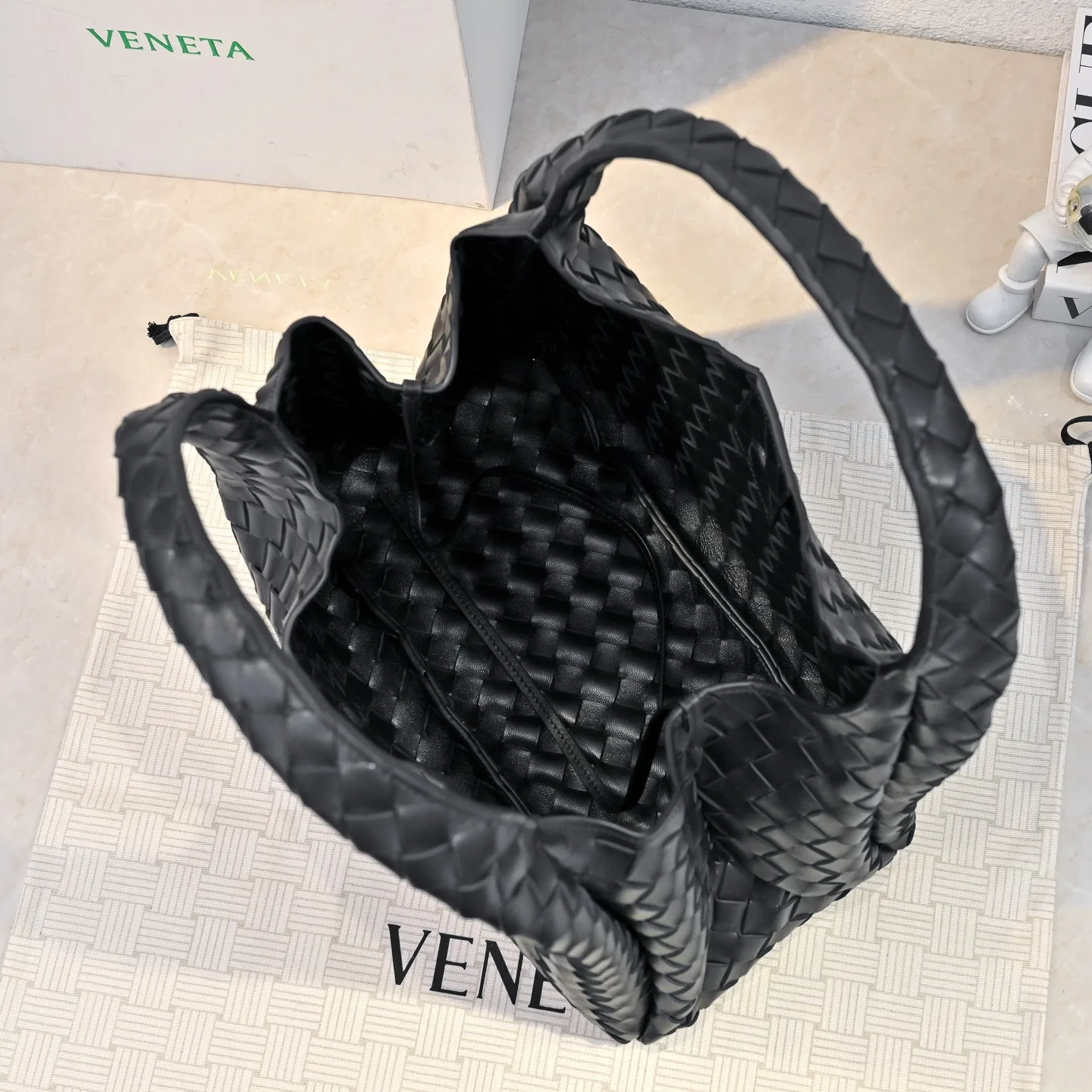 Batch 2160 new products are coming! BOTTEGA VENETA Bottega Veneta's 2025 new Campana shoulder bag is on the market~ First of all, I would like to praise the weight of this bag. As a not too small bag, it is very light for daily use. For people like me who need to carry a lot of belongings when going out, this advantage is great, and it greatly reduces the burden of traveling. 🛍️The shape is a bit like a combination of parachute and jodie. The blunt triangle shape is cute and honest. Carrying it on your back when going shopping is a good mood accelerator. The handles and body of the bag are both classic weaves. A tie is added to the original open design. If it is not tied up, the bag will look like a small vegetable basket when carried. Style number: 4249 Size: 33*20*16.5cm